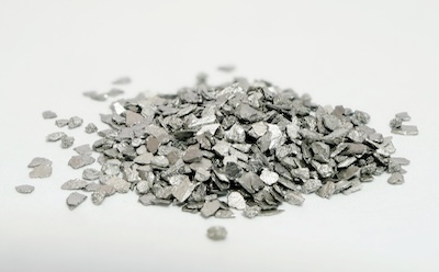 High Purity Metals in Synthesis 钨金属碎片的特写镜头,展现了其致密且光亮的表面。