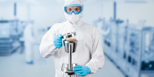 <p>Prepara tus instalaciones asépticas para cumplir con el Anexo 1 de las BPF de la UE</p> Una persona, vestida con el traje completo de sala limpia y guantes azules, sostiene un muestreador de aire microbiano en una planta de fabricación aséptica.