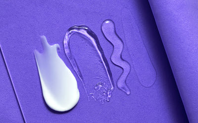 Représentation visuelle de différentes formes semi-solides (crème, gel, etc.) sur une surface violette.