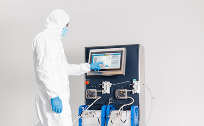 Controle y supervise las operaciones de la unidad de bioprocesos con el software Bio4C ACE<sup>™</sup>. Científico con traje de conejo utilizando el software Bio4C ACE<sup>™</sup> en el sistema de retención celular Mobius<sup>®</sup>.