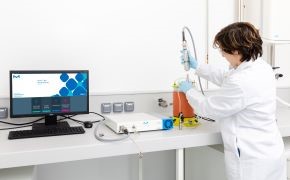 Installation d'une sonde Raman en ligne dans un bioréacteur de 3 litres. Cette sonde est reliée par un câble à l'analyseur Raman ProCellics™, lui-même connecté à un ordinateur sur lequel est installé le logiciel Bio4C® PAT Raman qui analyse les données collectées par la sonde.