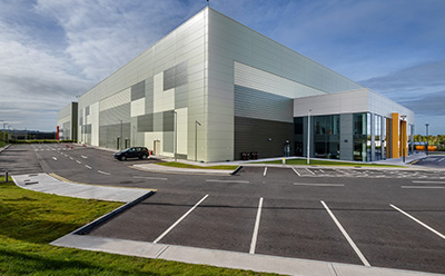 A white bioreactor silhouette inside a blue circle, symbolizing bioprocessing technology.