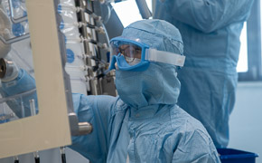 Late Clinical and Commercial Offering Two operators in personal protective equipment installing or setting up the Smart Flexware® Assemblies on the Mobius® FlexReady System for TFF