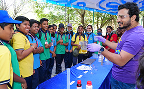 SPARK™ Science Expo Days 这是一张SPARK™项目的宣传海报,画面中一名身着白色实验服、佩戴安全护目镜的孩童,象征着好奇心与科学探索精神。鲜艳的蓝色背景上印有“好奇心实验”字样及SPARK™标志,邀请观众参与动手实践的科学活动。