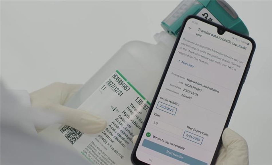 Gloved hand holding reagent bottle while smartphone displays ChemiSphere™ App transferring data to an RFID-enabled Metrohm titrator cap.