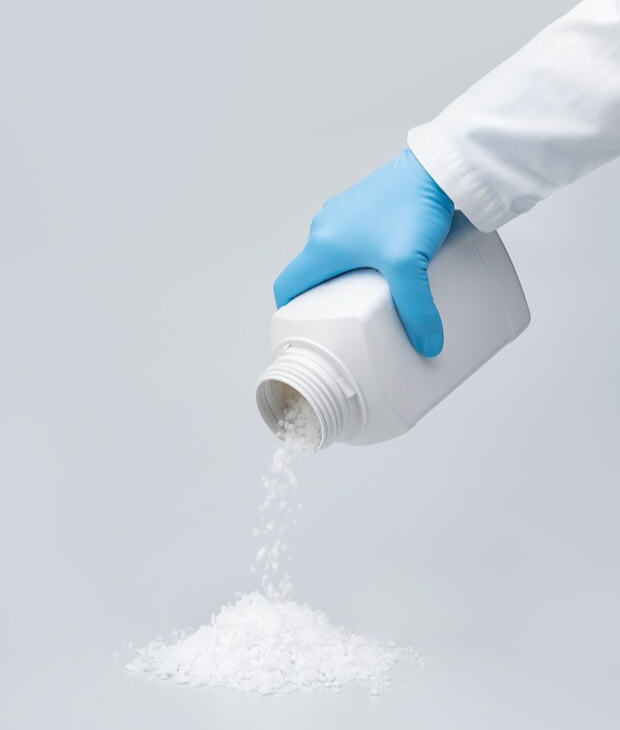 Visual comparison of free-flowing granulated salt and caked powdered salt under laboratory handling conditions.