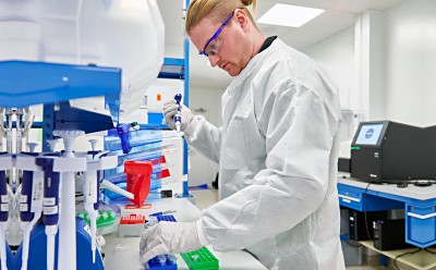RT-qPCR – Quantitative Reverse Transcription PCR Sample tubes being loaded into a PCR thermocycler