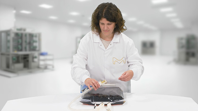 <p>Medios líquidos listos para usar para APS</p> Un técnico de laboratorio abre o manipula una bolsa sellada de medio líquido listo para usar en un entorno de sala limpia.