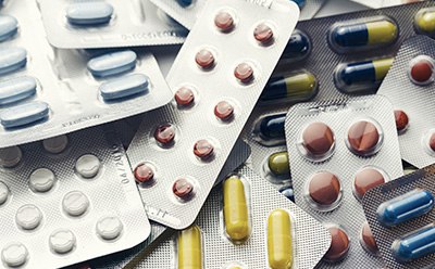 Materiales de referencia certificados para productos farmacéuticos, drogas ilegales y biomarcadores de diagnóstico, junto con algunos comprimidos y cápsulas en un envase blíster
