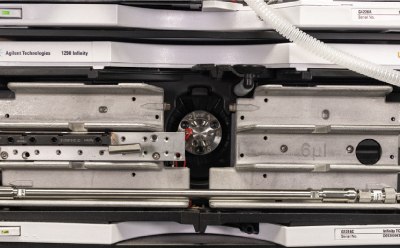 Image showing a Supelco® direct connect guard cartridge connected to a 25 cm length analytical column showcasing that the main and guard column fit together comfortably in the column oven and all metal parts of the set up do have contact to the heating elements ensuring reliable thermal conductivity.