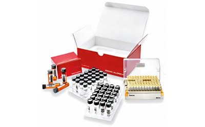 Compound Screening Library Conjunto de viales de laboratorio y una caja de almacenamiento. La imagen muestra una caja roja parcialmente abierta, rodeada de varios viales transparentes con tapones negros, una bandeja de viales y otro recipiente que contiene varios viales en un patrón cuadriculado. Los elementos están dispuestos sobre un fondo blanco.
