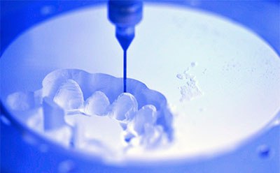 Fabrication de lentilles de contact et de proth&egrave;ses dentaires