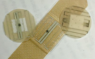 97094295 Parches cutáneos biosensores vestibles, flexibles y delgados, en formas redondas y de yeso para aplicaciones médicas y de consumo.