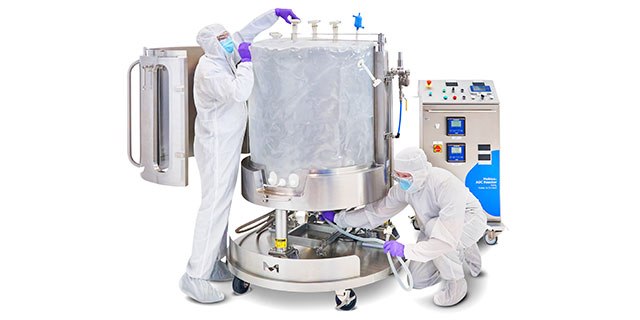 Operarios inflando una bolsa de reactor ADC