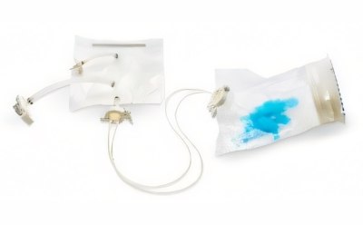 Estrategias de llenado final: par de tubos de pintura usados conectados por una cuerda, con un tubo que muestra residuos de pintura azul. Estrategias de llenado final: par de tubos de pintura usados conectados por una cuerda, con un tubo que muestra residuos de pintura azul.