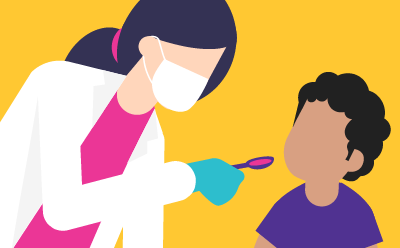 Una médica sostiene una cucharada llena de líquido delante de un niño. Una médica sostiene una cucharada llena de líquido delante de un niño.