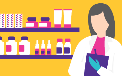 Un farmacéutico delante de estantes llenos de productos que sostiene un portapapeles. Un farmacéutico delante de estantes llenos de productos que sostiene un portapapeles.
