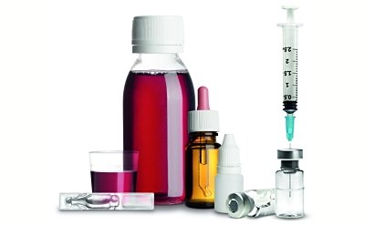 Liquid Formulation De izquierda a derecha, la imagen muestra una taza con un líquido rojo, un recipiente de vidrio del mismo líquido rojo, un vial de vidrio marrón con un tapón cuentagotas, una botella de plástico de colirio, un vial de vidrio tumbado en su lado y un frasco de vidrio que contiene un líquido transparente con una jeringa introducida en la parte superior.