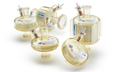 Estrategias de esterilización por filtración: múltiples placas de cultivo celular circulares y transparentes, cada una de ellas conectada a una jeringa, para inyectar o extraer líquidos. Estrategias de esterilización por filtración: múltiples placas de cultivo celular circulares y transparentes, cada una de ellas conectada a una jeringa, para inyectar o extraer líquidos.
