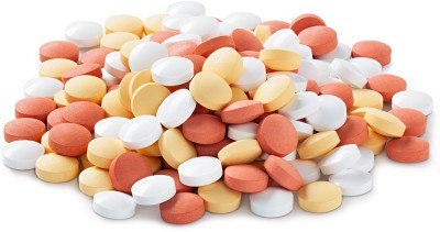 Estrategias de formulación sólida: un montón grande de comprimidos y cápsulas surtidas en varios colores, como blanco, amarillo y rojo. Estrategias de formulación sólida: un montón grande de comprimidos y cápsulas surtidas en varios colores, como blanco, amarillo y rojo.