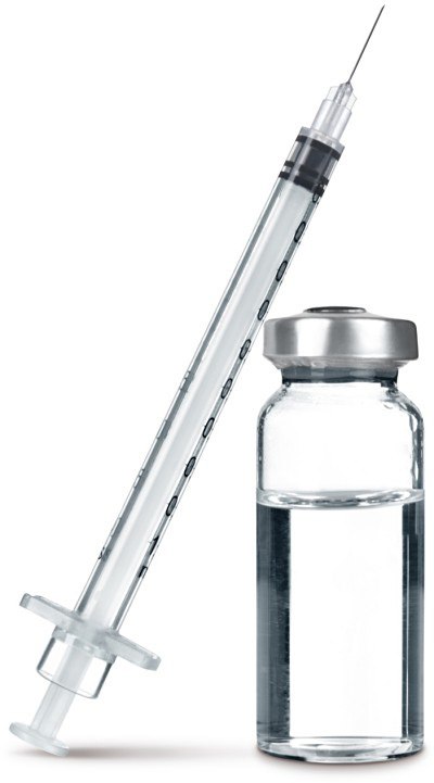 Estrategias de formulación líquida: jeringa transparente con marcas de medición negras y una aguja, colocada en diagonal sobre un pequeño vial de vidrio que contiene un líquido transparente. Estrategias de formulación líquida: jeringa transparente con marcas de medición negras y una aguja, colocada en diagonal sobre un pequeño vial de vidrio que contiene un líquido transparente.