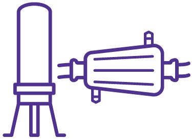 Dibujo lineal púrpura de una jeringa y un vial de vacuna, que representa la jeringa con la aguja hacia arriba y el vial con una tapa en la parte superior, ambos ilustrados en un estilo simplificado centrado en sus formas y estructuras básicas. Dibujo lineal púrpura de una jeringa y un vial de vacuna, que representa la jeringa con la aguja hacia arriba y el vial con una tapa en la parte superior, ambos ilustrados en un estilo simplificado centrado en sus formas y estructuras básicas.