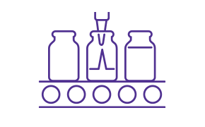 Dibujo lineal morado de tres botellas en una cinta transportadora. Una máquina está llenando la botella del medio. Dibujo lineal morado de tres botellas en una cinta transportadora. Una máquina está llenando la botella del medio.