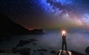 Metabolomics Ilustración de una célula rodeada por estructuras de metabolitos representados como una galaxia.