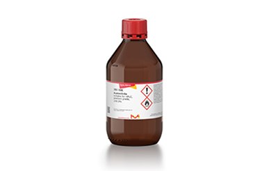 Acetonitrile Ilustración detallada de una botella química de acetonitrilo con etiquetado claro, que incluye símbolos de peligro e instrucciones de seguridad sobre un fondo blanco.