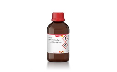 Ethanol Botella de etanol o alcohol etílico sobre un fondo blanco