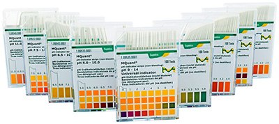 Una serie de recipientes de plástico con tiras indicadoras de pH, dispuestos en fila. Cada recipiente tiene una etiqueta con los diferentes intervalos de pH y las correspondientes gráficas de colores para comprobar el pH, y algunos tienen gráficos u otros datos científicos. El envase es principalmente verde y naranja con texto en blanco, y cada caja está diseñada para dispensar las tiras para un fácil acceso. Una serie de recipientes de plástico con tiras indicadoras de pH, dispuestos en fila. Cada recipiente tiene una etiqueta con los diferentes intervalos de pH y las correspondientes gráficas de colores para comprobar el pH, y algunos tienen gráficos u otros datos científicos. El envase es principalmente verde y naranja con texto en blanco, y cada caja está diseñada para dispensar las tiras para un fácil acceso.