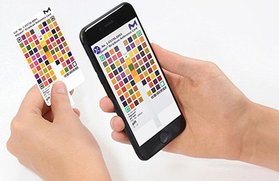 Las manos de una persona sostienen una tarjeta de colores en una mano y un smartphone en la otra. La pantalla del smartphone muestra una versión digital de la misma tarjeta de colores, alineando los formatos físico y digital para su comparación o análisis. El fondo es blanco para resaltar los objetos que se sostienen. Las manos de una persona sostienen una tarjeta de colores en una mano y un smartphone en la otra. La pantalla del smartphone muestra una versión digital de la misma tarjeta de colores, alineando los formatos físico y digital para su comparación o análisis. El fondo es blanco para resaltar los objetos que se sostienen.