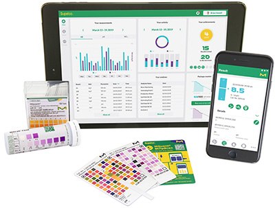 MQuant® StripScan App for Digital Readout of MQuant® Test Strips Una tableta digital y un smartphone que muestran aplicaciones analíticas y de medición del pH, junto con tiras físicas indicadoras del pH y tablas de colores. La pantalla de la tableta muestra gráficos detallados y estadísticas, mientras que en el smartphone se observa una lectura de pH de 8,5 con una interfaz de usuario para datos de pH. El conjunto ilustra la integración de los métodos tradicionales de medición del pH con la moderna tecnología digital para un análisis exhaustivo.