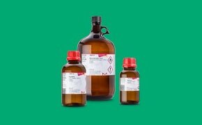 Tres botellas marrones de disolventes.