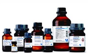La imagen muestra un conjunto de botellas de vidrio de color ámbar con etiquetas blancas y tapones negros, que posiblemente contengan productos químicos o medicamentos, colocadas sobre un fondo blanco.