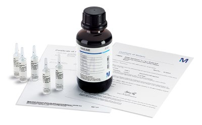 We offer a wide variety of Aquastar® standards and reagents for Karl Fischer Titration La imagen muestra un entorno farmacéutico con una botella médica etiquetada para reactivos Karl Fischer, rodeada de jeringas y documentos informativos, probablemente utilizados para la determinación precisa de la humedad en entornos sanitarios o de laboratorio.