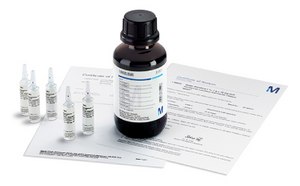 La imagen muestra un entorno farmacéutico con una botella médica etiquetada para reactivos Karl Fischer, rodeada de jeringas y documentos informativos, probablemente utilizados para la determinación precisa de la humedad en entornos sanitarios o de laboratorio.