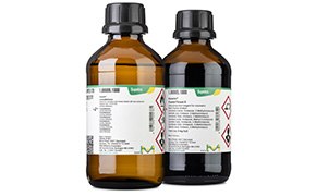 Dos botellas de vidrio ámbar con etiquetas blancas, con texto negro y detalles en verde, tapadas con tapones negros sobre un fondo blanco, normalmente utilizado para productos farmacéuticos o reactivos químicos. Reactivos Aquastar® para valoración volumétrica de Karl Fischer Dos botellas de vidrio ámbar con etiquetas blancas, con texto negro y detalles en verde, tapadas con tapones negros sobre un fondo blanco, normalmente utilizado para productos farmacéuticos o reactivos químicos. Reactivos Aquastar® para valoración volumétrica de Karl Fischer
