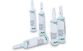 Cuatro viales para análisis de agua Aquastar con etiquetas verdes y marcas de medición, diseñados para varias etapas del análisis de calidad del agua, mostrados contra un fondo blanco. Cuatro viales para análisis de agua Aquastar con etiquetas verdes y marcas de medición, diseñados para varias etapas del análisis de calidad del agua, mostrados contra un fondo blanco.
