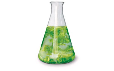 Un matraz Erlenmeyer de vidrio transparente lleno de un líquido en remolino verde y amarillo, aislado sobre un fondo blanco. Un matraz Erlenmeyer de vidrio transparente lleno de un líquido en remolino verde y amarillo, aislado sobre un fondo blanco.