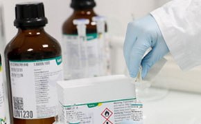 Valoración de Karl Fischer para análisis del contenido de agua en sólidos, líquidos y gases Valoración de Karl Fischer para análisis del contenido de agua en sólidos, líquidos y gases