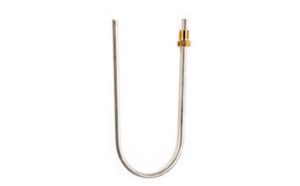 Tubo de metal en forma de U con un accesorio de latón en un extremo, aislado contra un fondo blanco. La superficie brillante del tubo sugiere que puede ser de acero inoxidable o un material similar resistente a la corrosión. Este componente suele utilizarse en maquinaria o equipo que requiere conexiones herméticas seguras.