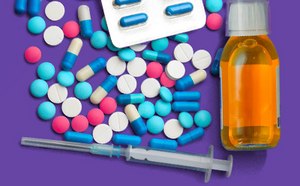 Un colorido surtido de medicamentos expuestos sobre un fondo morado, que incluye varias pastillas en azul, rosa y blanco, un blíster de cápsulas, un frasco de medicamento líquido y una jeringa.