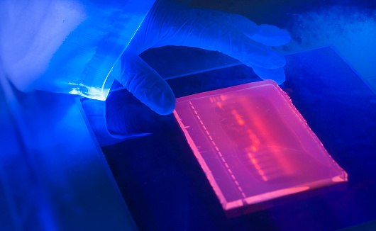 laboratory ultraviolet light box during electrophoresis for detection of DNA Primer plano de caja de luz ultravioleta durante la preparación de un gel de agarosa para electroforesis utilizado en la separación del ADN