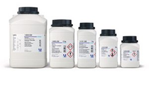La imagen muestra una serie de cinco recipientes de productos químicos de color blanco con tapones negros, cada uno adornado con etiquetas y símbolos de peligro, dispuestos en orden ascendente de tamaño sobre un fondo blanco crudo.