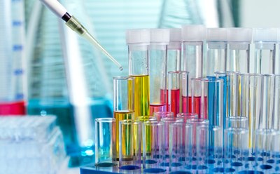 Biomedical polymers in lab Viales de líquido colorido
