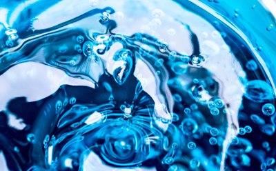 Hydrophilic polymers Gel de polímero hidrófilo azul con burbujas
