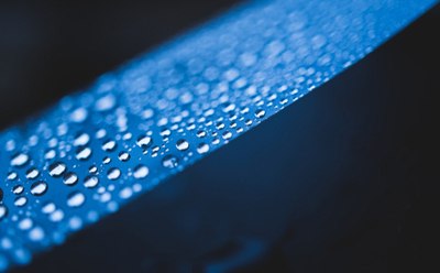 Superhydrophobic polymer coating surface Gotas de agua en un polímero superhidrófobo azul