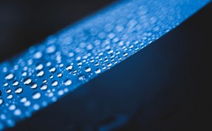 Gotas de agua en un polímero superhidrófobo azul