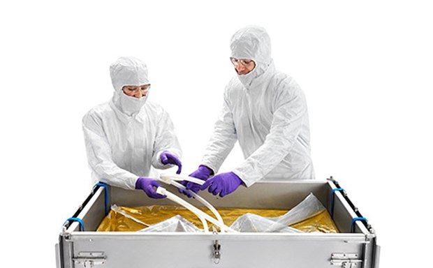 Mobius® 3D single-use assemblies Dos técnicos en un entorno estéril están trabajando en un montaje Mobius 2D y 3D de un solo uso. Llevan trajes de protección completa de sala limpia, con gorros y máscaras, lo que garantiza un proceso libre de contaminación.